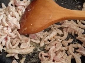 锅内放油烧热，放入猪肉大火翻炒至变色