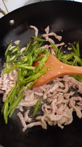 放入青椒翻炒断生