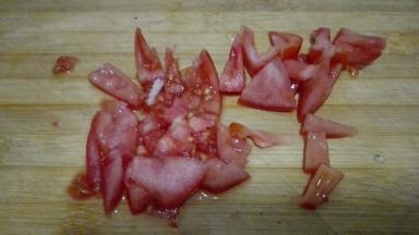 西红柿洗净切成块状备用