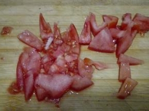 西红柿洗净切成块状备用