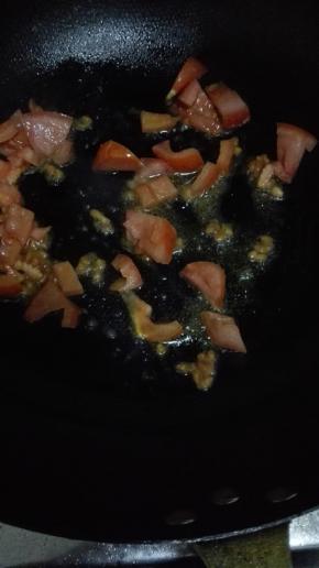 放入西红柿翻炒至汤汁