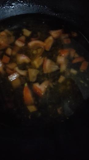 锅内倒入清水大火煮开