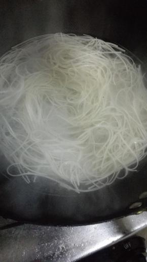 放入挂面，加盐