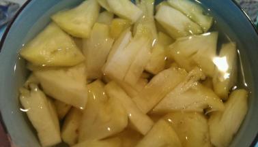 菠萝切成小块泡在盐水中备用