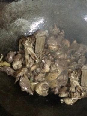 倒入老抽翻炒至上色均匀