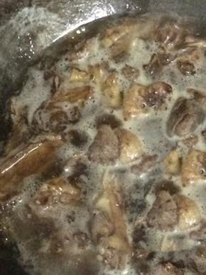 锅内加适量的水，大火煮开转小火煮20分钟左右，至鸭肉8分熟