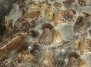 锅内加适量的水，大火煮开转小火煮20分钟左右，至鸭肉8分熟