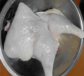 鸭腿洗净，擦干水分，在鸭腿的表面上均匀的抹上盐和胡椒粉腌制1小时