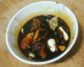 准备一个碗，放入所有的香料，姜蒜和生抽，料酒，白糖，搅拌均匀