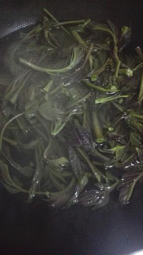 洗好的香椿放入锅内煮1分钟，捞出控干水分