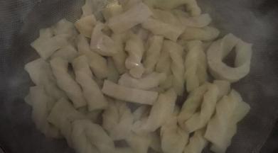 魔芋切成条状，沸水焯水2遍，捞出控干水分