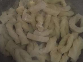 魔芋切成条状，沸水焯水2遍，捞出控干水分