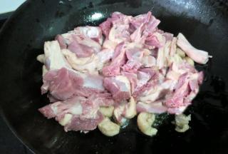 锅内放油，油热放入鸭子和生姜，花椒，八角，蒜瓣一起翻炒，炒到鸭肉变色