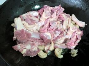 锅内放油，油热放入鸭子和生姜，花椒，八角，蒜瓣一起翻炒，炒到鸭肉变色