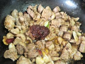 倒入豆瓣酱，把豆瓣酱炒出香味。倒入生抽，老抽和料酒翻炒均匀