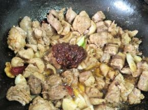 倒入豆瓣酱，把豆瓣酱炒出香味。倒入生抽，老抽和料酒翻炒均匀