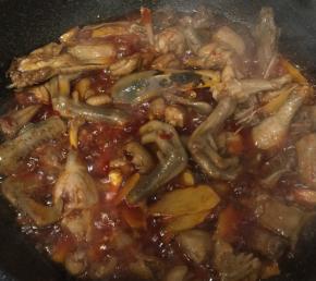 煮开之后转小火煮至汤汁剩下一小部分