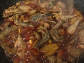 煮开之后转小火煮至汤汁剩下一小部分