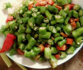 青椒和红椒洗净切成段状备用