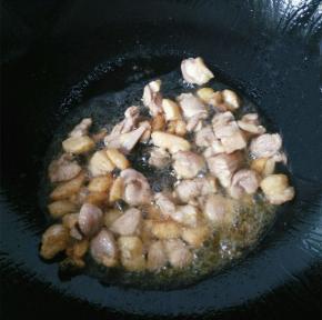 锅内放少许的油，油热之后放入鸭肉煸炒出鸭油