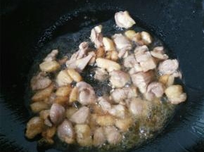 锅内放少许的油，油热之后放入鸭肉煸炒出鸭油