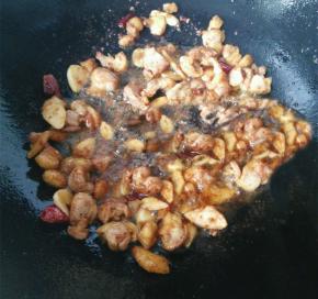 放入生抽，干辣椒翻炒均匀，炒至鸭肉变干爽