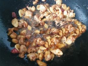 放入生抽，干辣椒翻炒均匀，炒至鸭肉变干爽