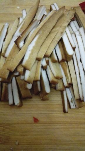 豆干洗净切成条状备用