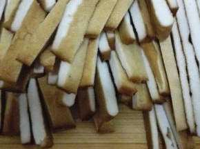 豆干洗净切成条状备用