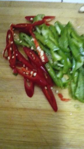 青椒和红椒洗净去籽切成条状