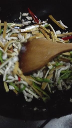 倒入猪肉，生抽翻炒均匀