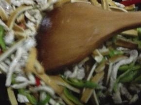 倒入猪肉，生抽翻炒均匀