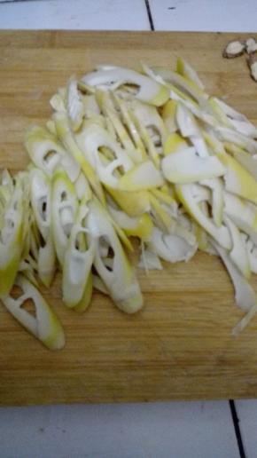 春笋洗净切成片状备用