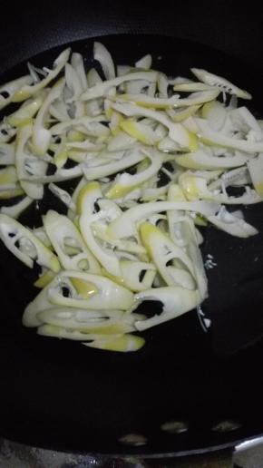 切好的春笋放入锅内加水煮开，捞出沥干水分