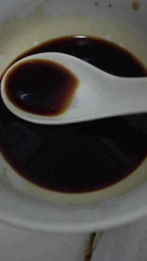 将生抽，老抽，高汤，白糖，醋，和少许盐放在一起搅拌均匀，备用