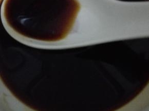 将生抽，老抽，高汤，白糖，醋，和少许盐放在一起搅拌均匀，备用