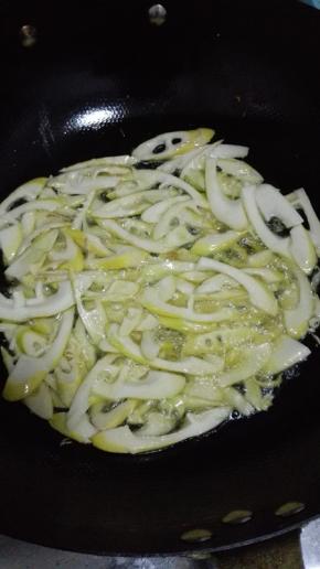 油热放入春笋翻炒至表面金黄