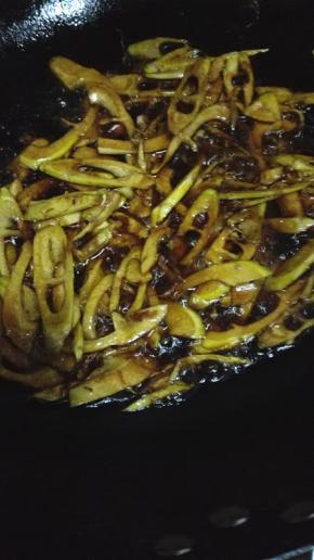 倒入调好的酱汁，盖上盖小火焖煮5分钟