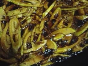 倒入调好的酱汁，盖上盖小火焖煮5分钟