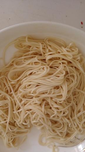 挂面捞出控干水分，滴几滴油搅拌均匀