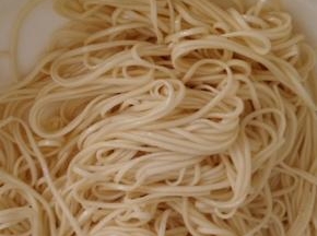 挂面捞出控干水分，滴几滴油搅拌均匀