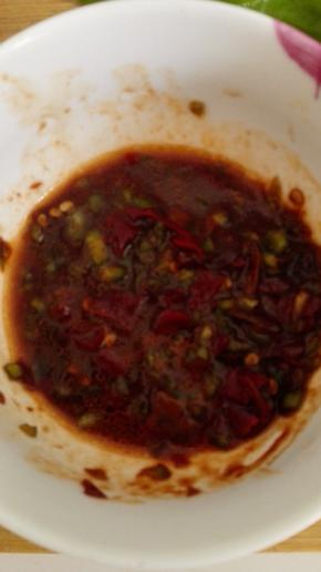 豆瓣酱生抽混合，辣椒切成段放入，作为调味酱搅拌均匀