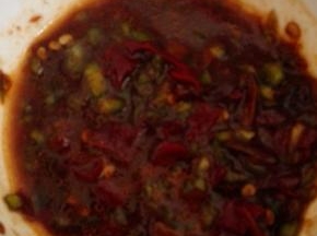 豆瓣酱生抽混合，辣椒切成段放入，作为调味酱搅拌均匀
