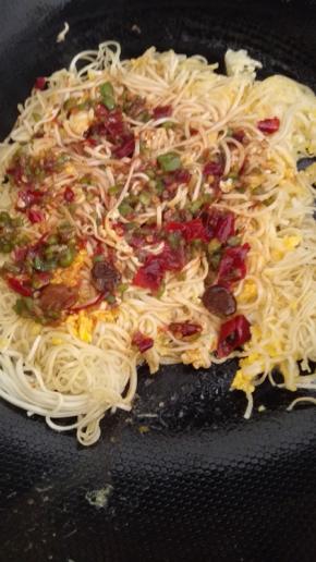 刷上调味酱，从中间折叠