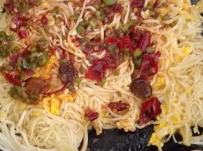 刷上调味酱，从中间折叠