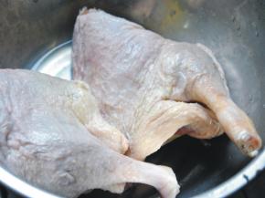 鸭腿清洗干净，去除血水