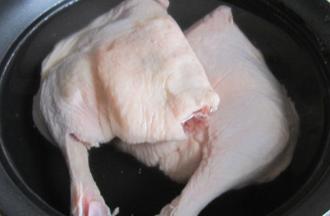 鸭腿冷水入锅，水开后接着煮5分钟，用勺子撇去血沫，鸭腿捞出控干水分