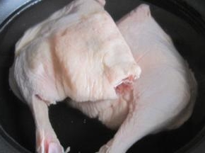 鸭腿冷水入锅，水开后接着煮5分钟，用勺子撇去血沫，鸭腿捞出控干水分