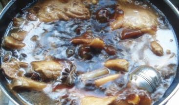 放入鸭腿大火煮开，转小火煮1个半小时