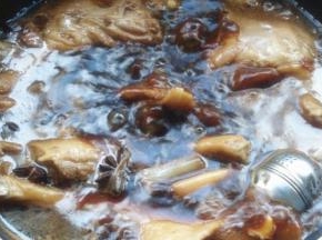 放入鸭腿大火煮开，转小火煮1个半小时